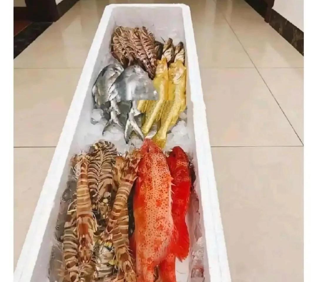 男友送来一整箱海鲜，自称只花几百块，懂行的帮看看是实话吗？
满满一箱海味，邻居来