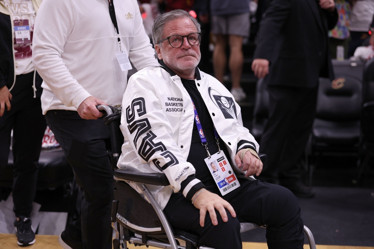 今日比赛，骑士老板丹·吉尔伯特坐着轮椅现身主场观战。nba季后赛活塞vs骑士