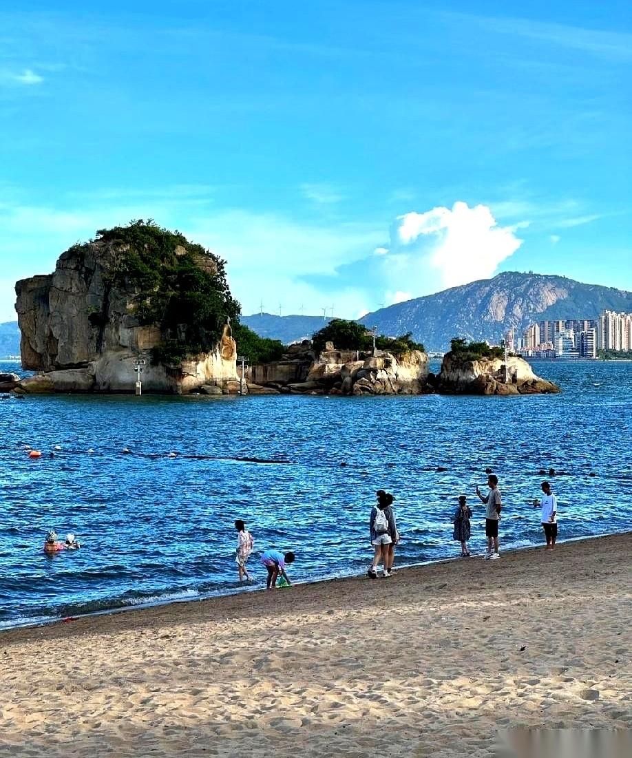 我算是发现了，成年人的“天人交战”，80%都发生在到底要不要洗头这件事上。
尤其