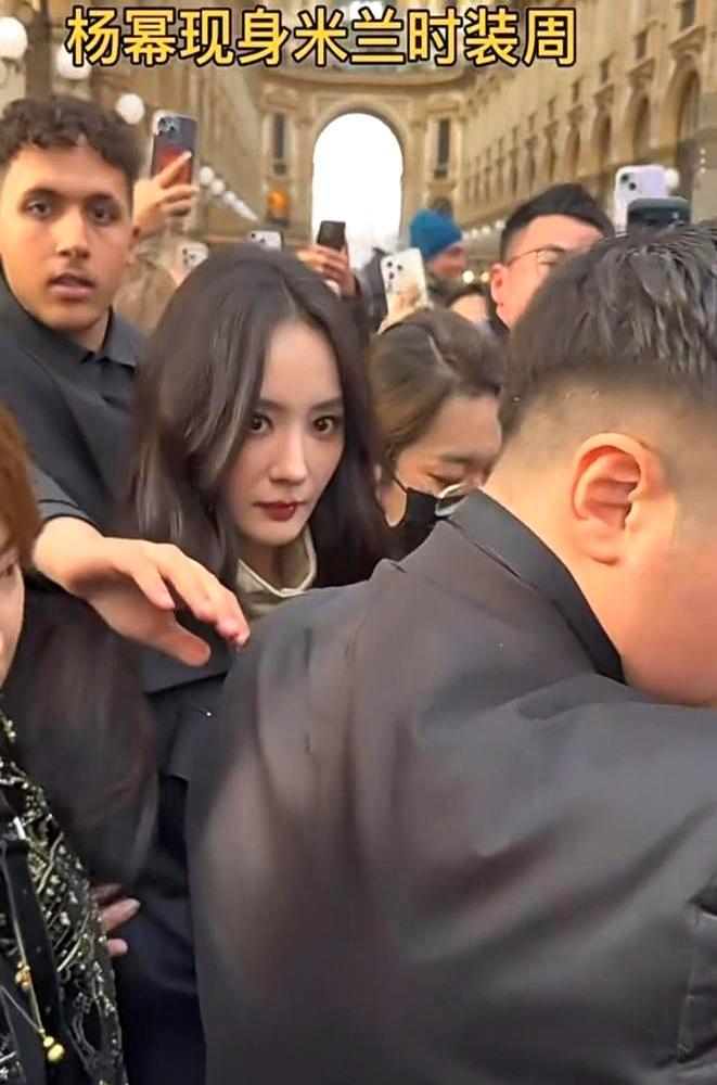 在米兰被保镖团团围住时，杨幂一个不经意的眼神，被无数手机镜头瞬间放大成了“凶狠”