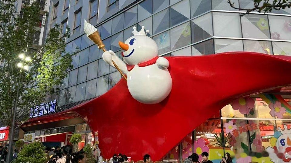 国庆第一批堵车人堵成鸳鸯锅    祖国生日快乐，开启国庆慢嗨模式 ，堵也是一种休