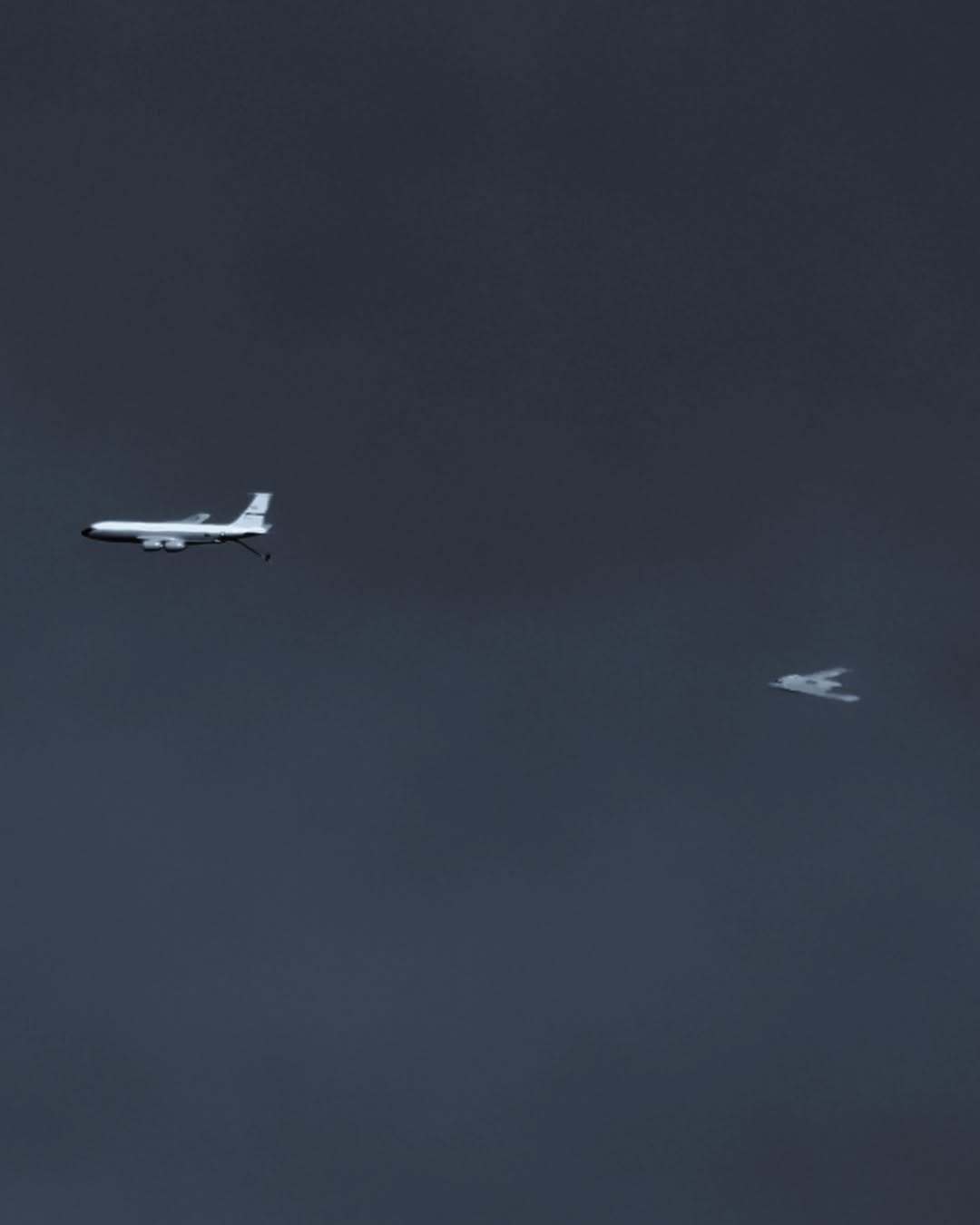 进行空中加油测试的B-21，根据空速管和尾部拖的一条很长的“电线”来看是2023