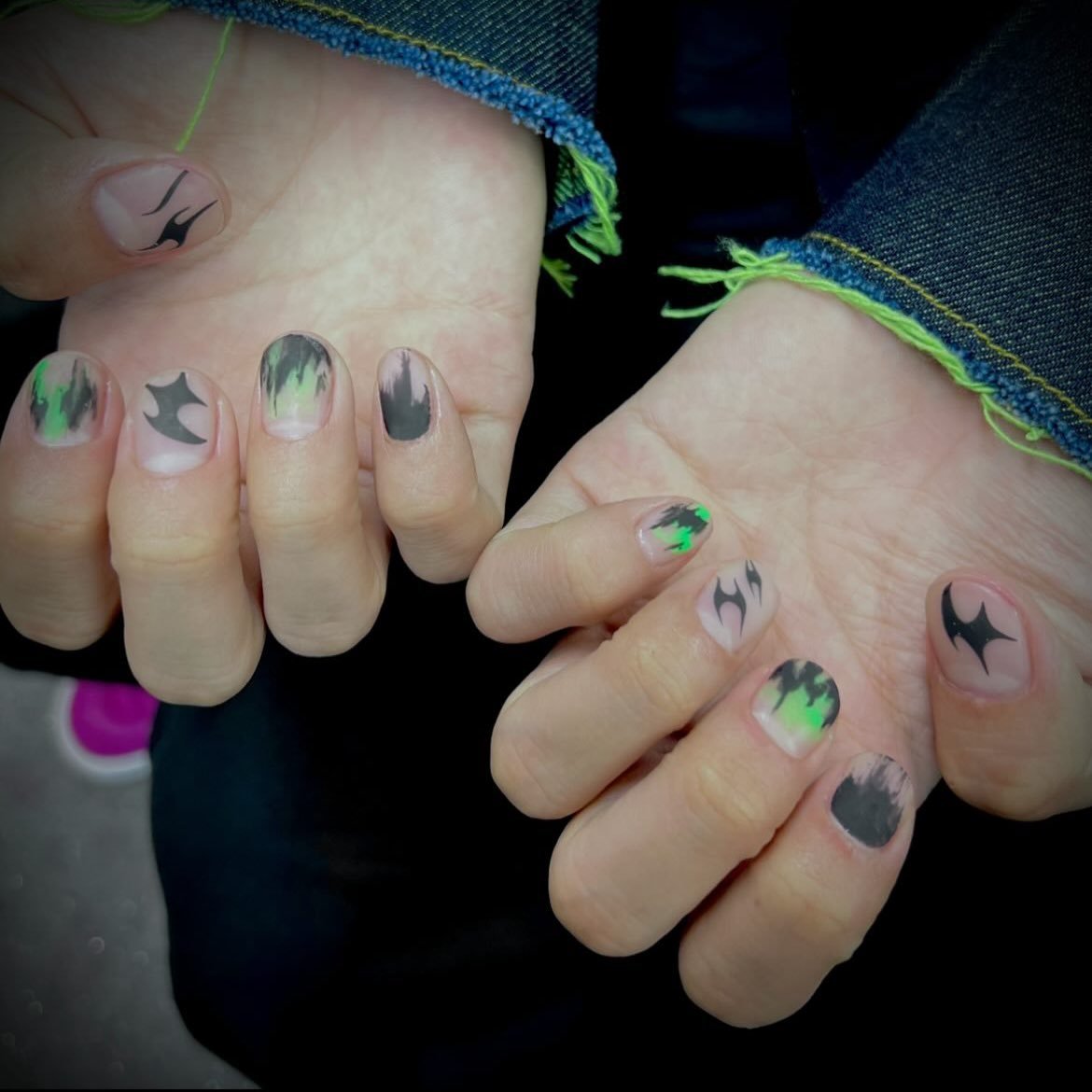 最近在男爱豆们那里非常流行的美甲 