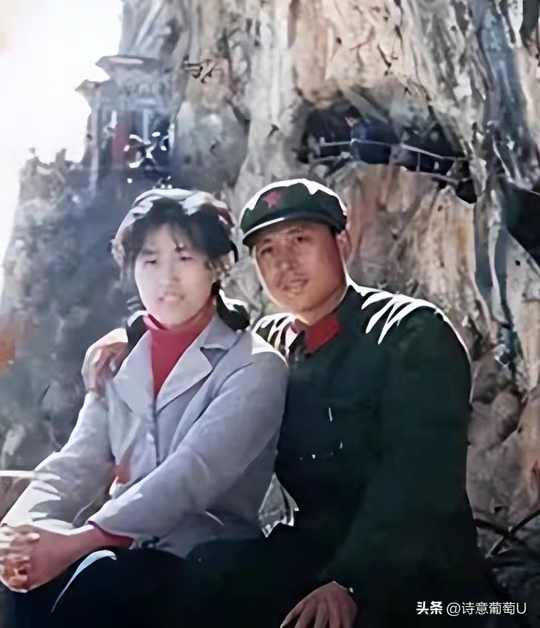 我叫陈国栋，1991年从部队退伍回老家，被安排进县物资局做了个科员。那会儿刚从部