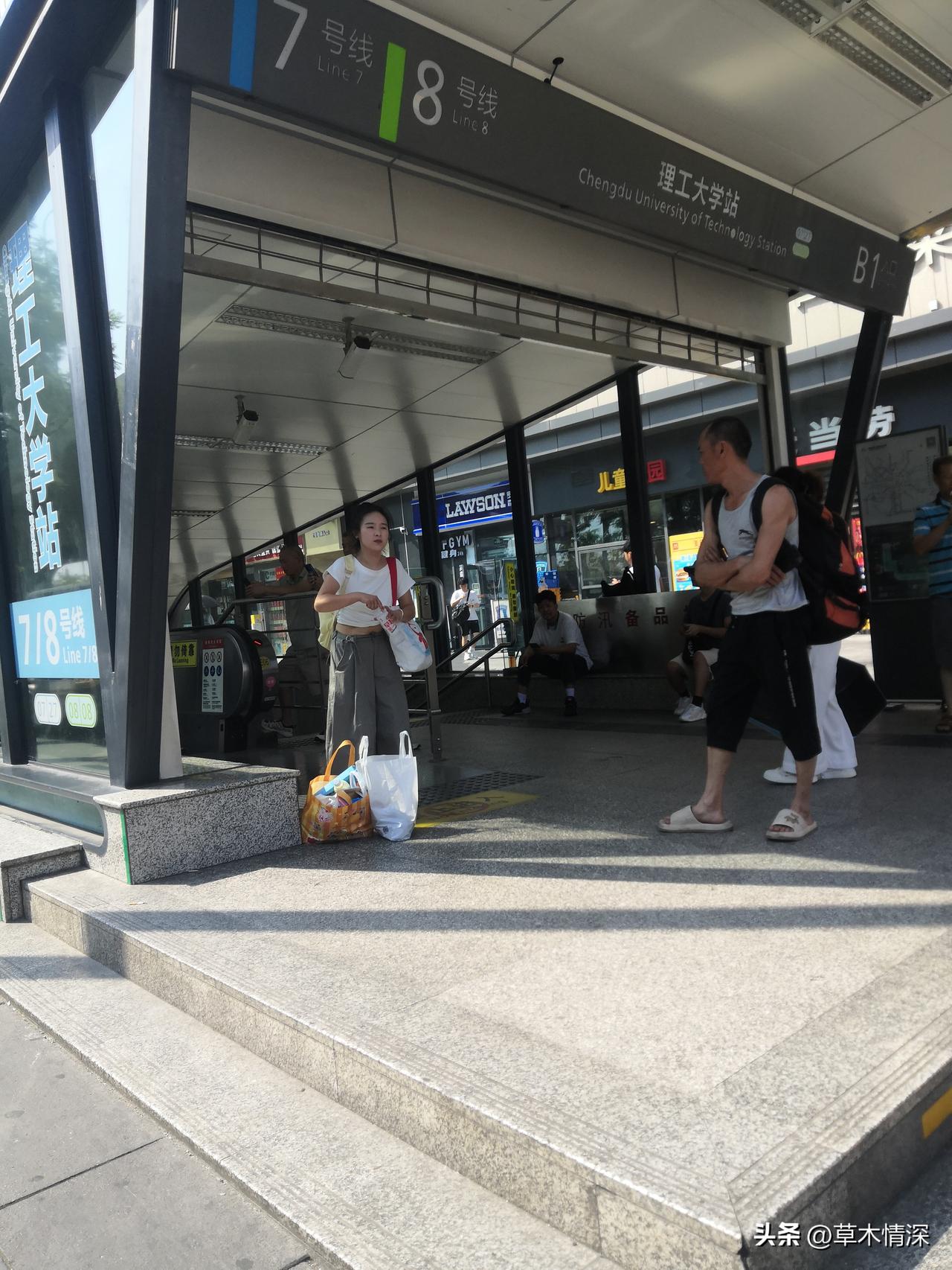 最凉快的地方
成都市十里店地铁站入口处很多的乘凉客人，也许是专门来省粮的市民朋友