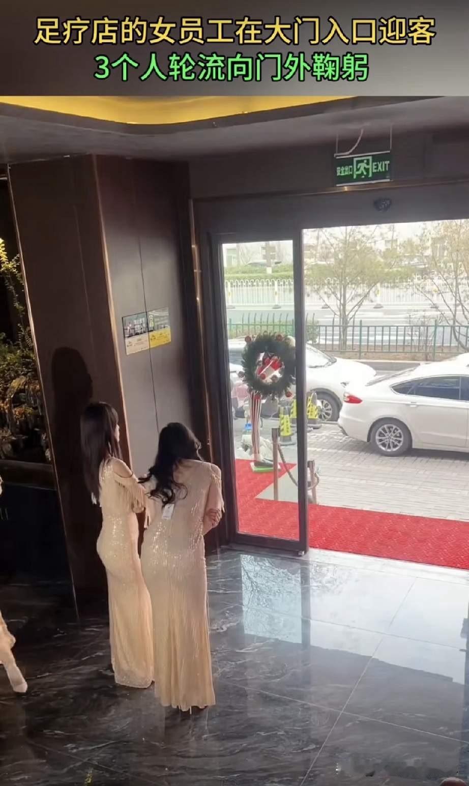 也不知道是谁给这家足疗店老板，出的这么一个馊主意，居然让店里三个年轻漂亮，身材也