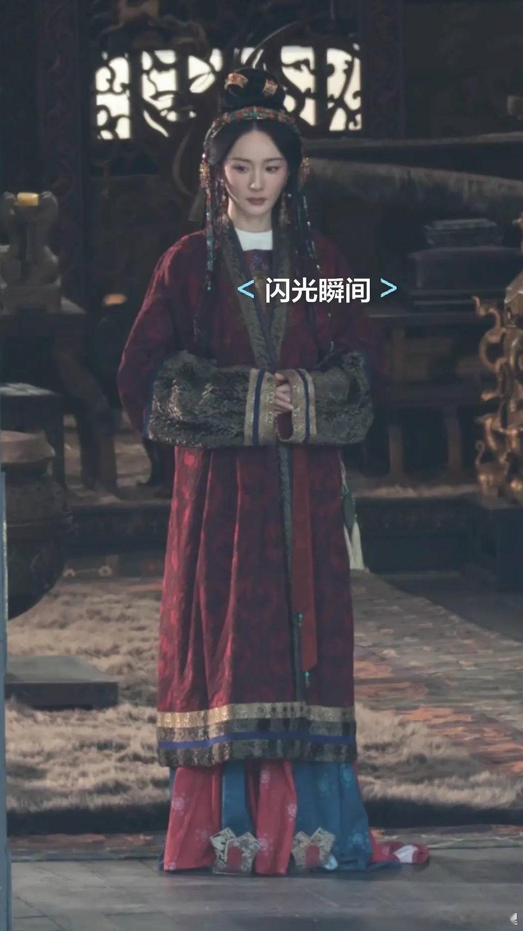 设计服饰的时候也考虑了杨幂人物的贴合性所以整体出来就两个字“服帖”美丽，合适 