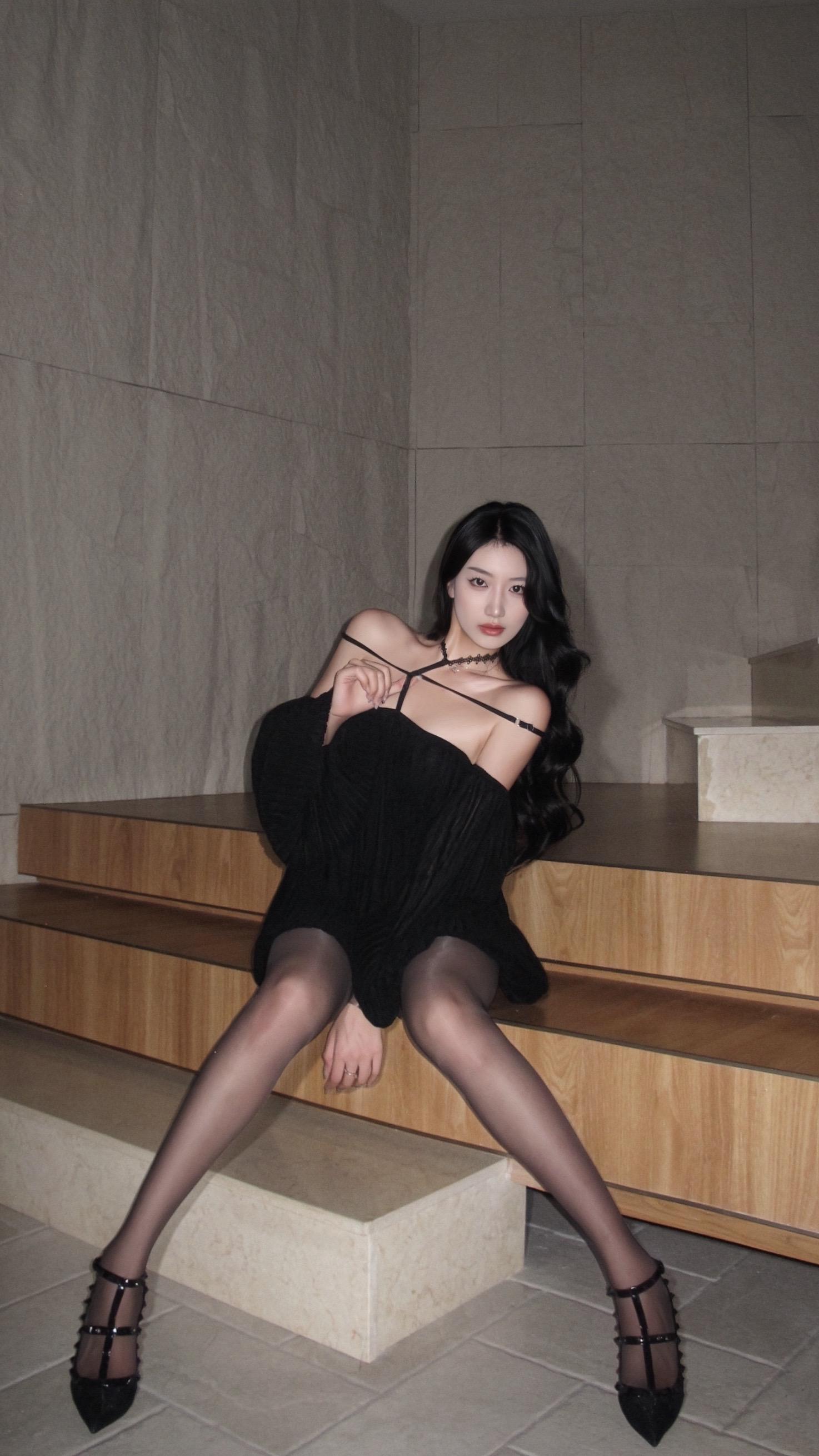 黑丝控 御姐姿势 腿长一米七 黑丝永远的神 女生显腿长穿搭