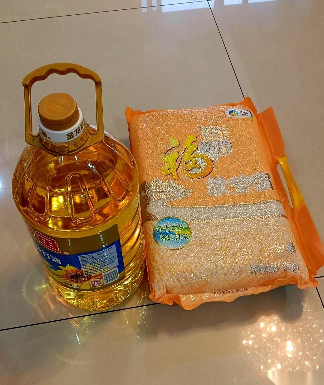 我儿子说，哥拿来的米和油，“搞得像扶贫一样，拿不出手”。
我当时那个火，蹭一下就