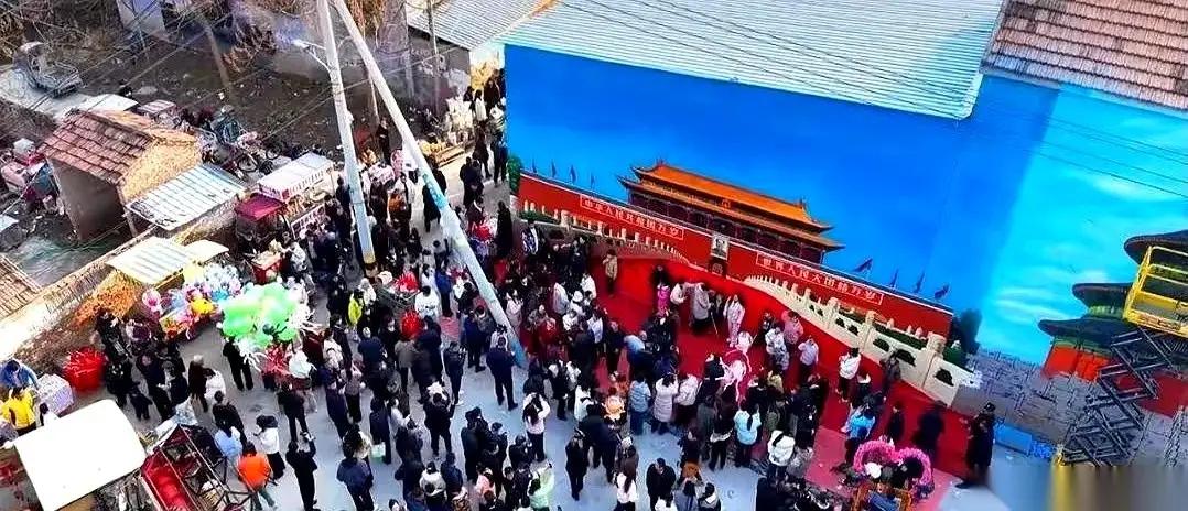 这个元旦假期最火的应该是河南的商丘的吴营村了！农民墙画作者吴吴承言的一幅巨型“天