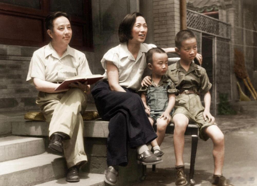 这张照片拍于1949年夏季，在北京一栋附属建筑的台阶上所拍摄的。照片上的男人是谁