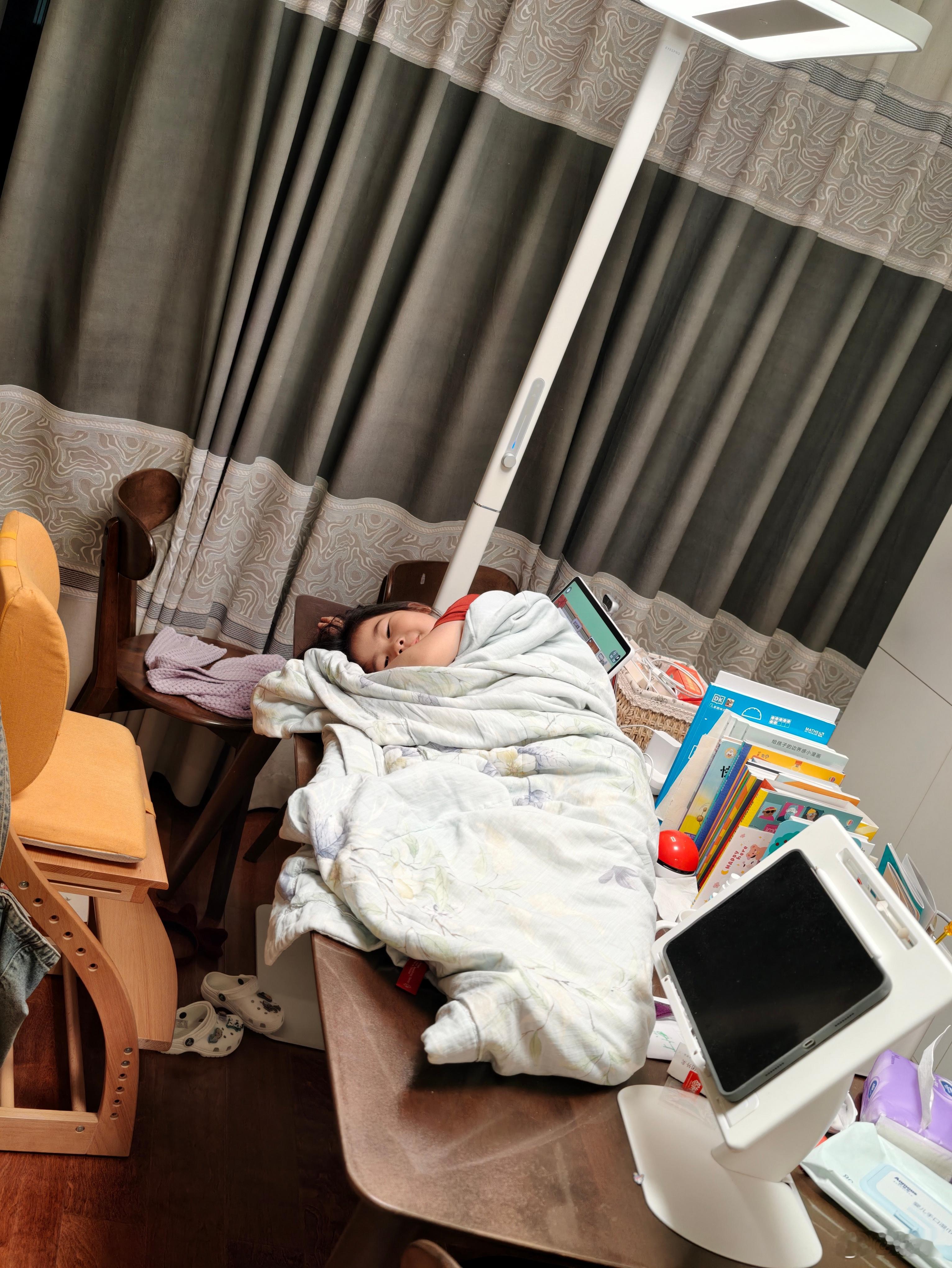 乖乖成长日记 上网课的某乖说睡就睡。突然就想起了童漠男老师的同桌。 
