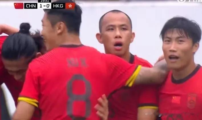 赢了！国足1比0艰难战胜香港队！中国光头黄政宇一槌定音！看样子，久尔杰维奇带光头