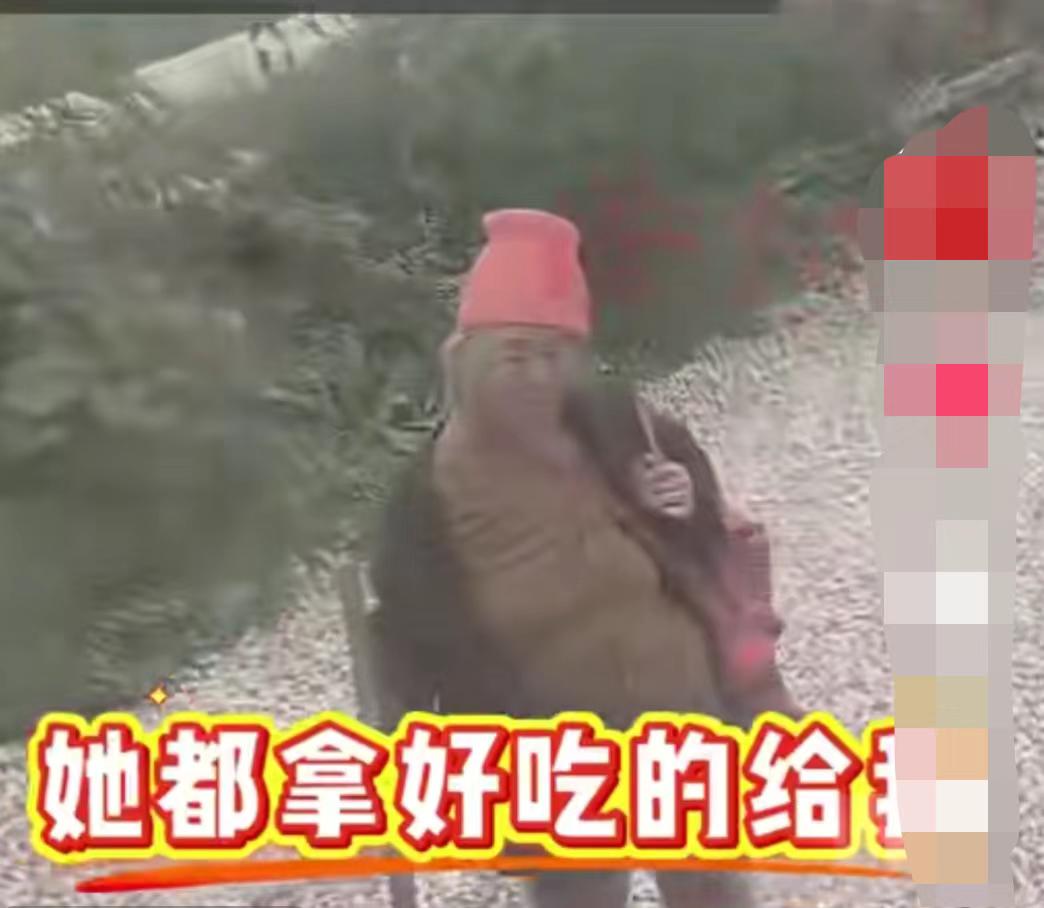 这才是最知道感恩的人吧！
江苏睢宁的老人，每次见到同村的一个小伙子回来干活，总是