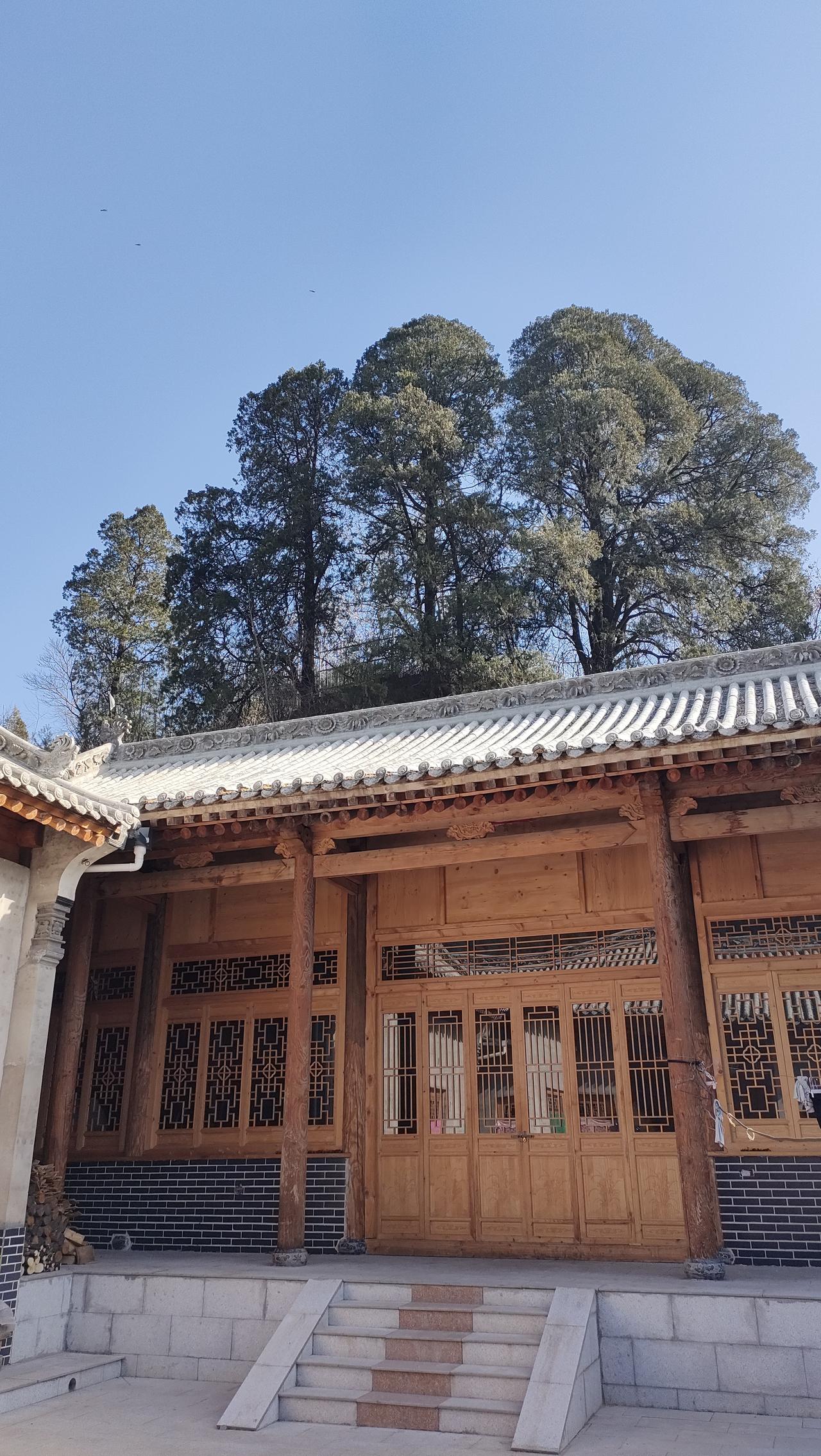 在柏峪发现了一处很气派的民居，走进去却只有一个老者居住。闲聊中知道，这里原来是一