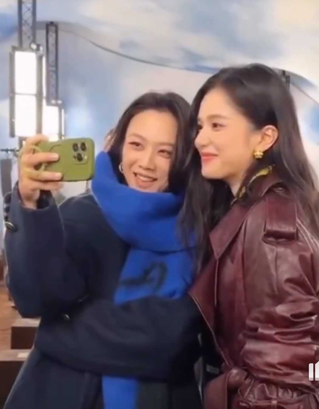 汤唯张婧仪自拍合照张婧仪汤唯自拍合照张婧仪汤唯自拍合照，哇塞哇塞，[心][心] 