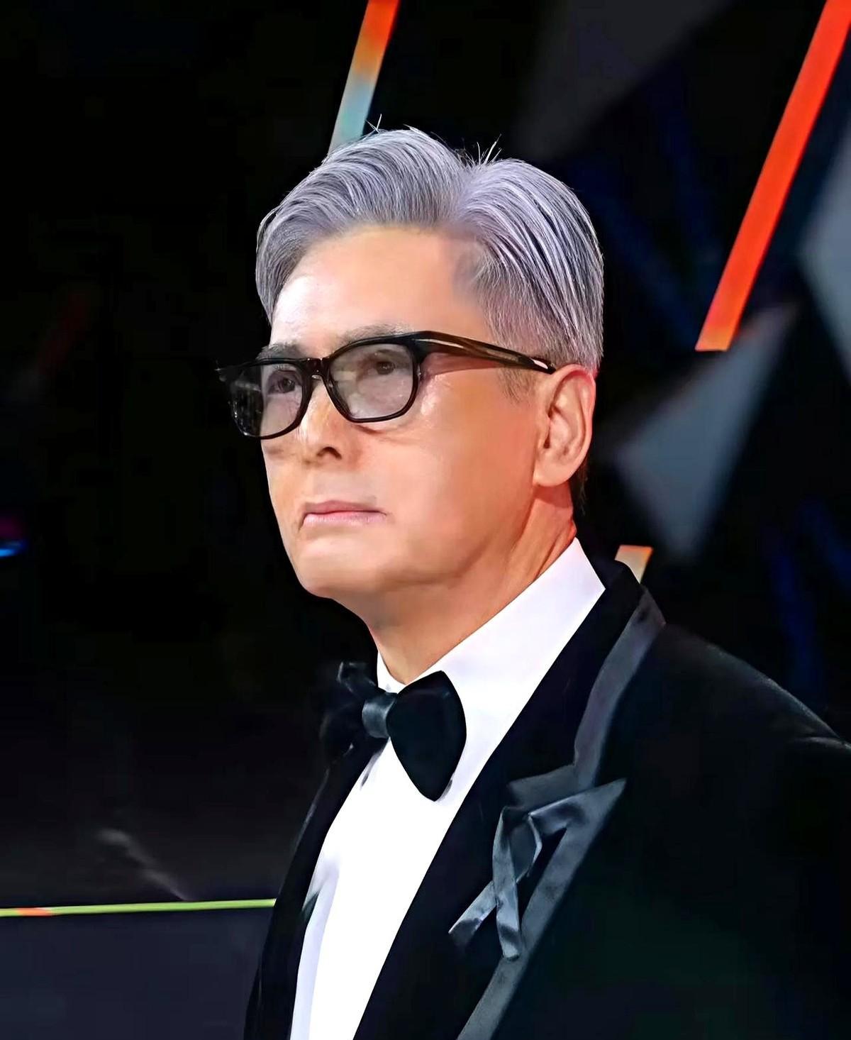 说实话，第一眼看到69岁的周润发，
我是真的没敢认。
满头白发，身形清瘦，
脸上