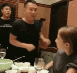 在女友面前竟然敢嘚瑟？
这一巴掌打得安静了