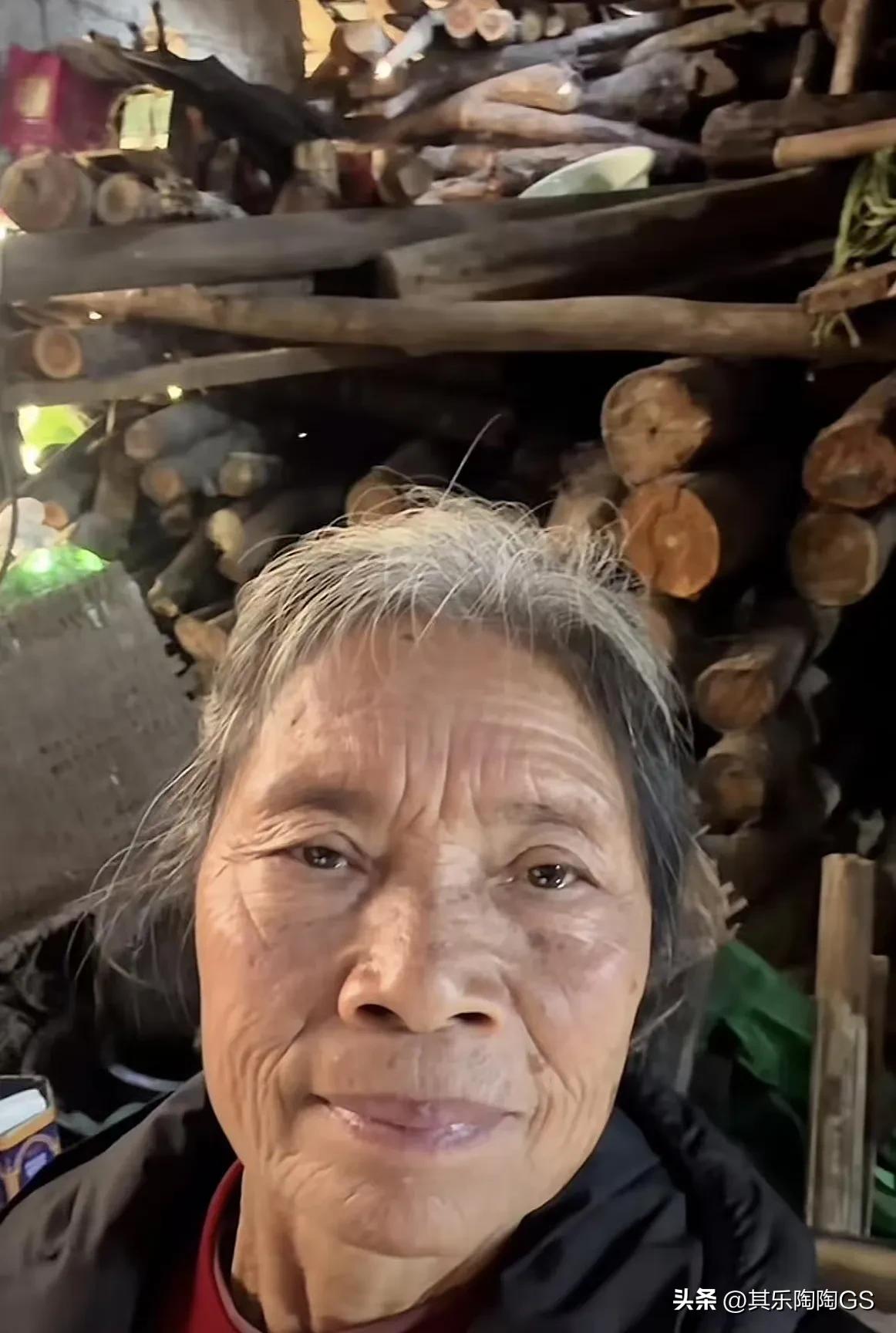 儿子因病去世8年了，生前砍得一堆柴，至今舍不得烧，刚刚刷到这个视频，是四川宜宾的