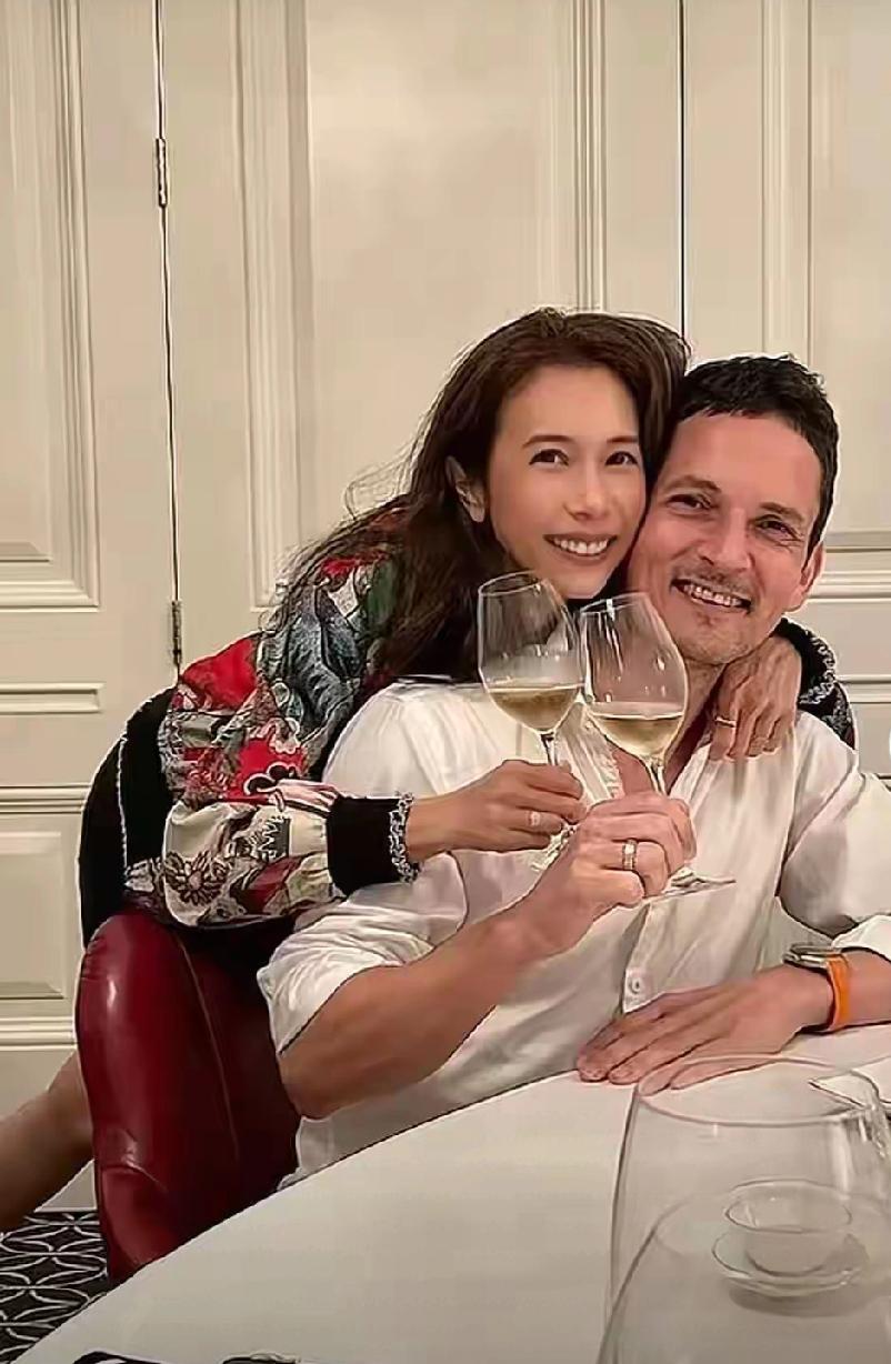 56岁莫文蔚太浪漫！兜兜转转39年，终究嫁给17岁的初恋
 
         