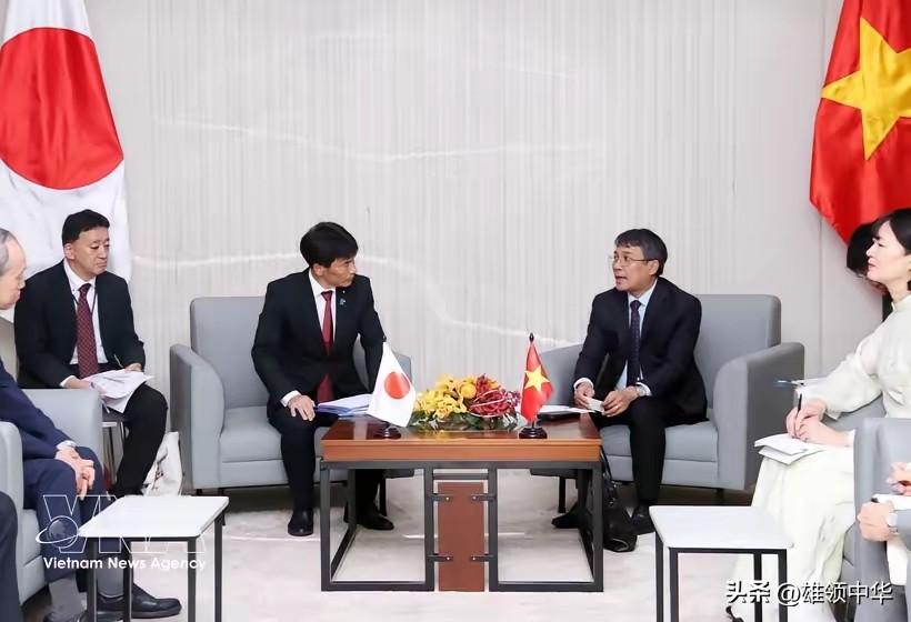 图中所示，越南官员会见的肯定是日本官员，表面低头哈腰，背后下手快准狠。