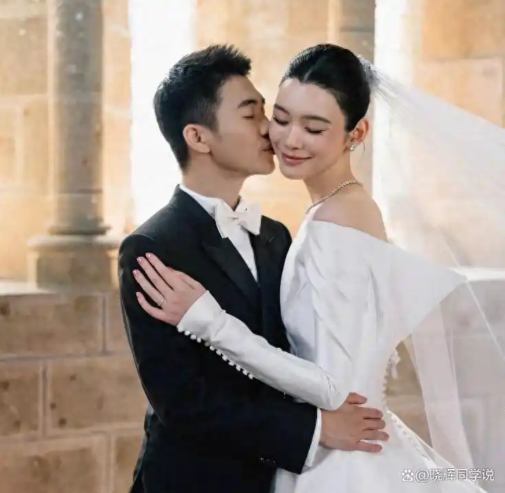 何猷君奚梦瑶婚礼现场曝光！素雅婚纱，顶配花艺，比伯御用摄影师 
