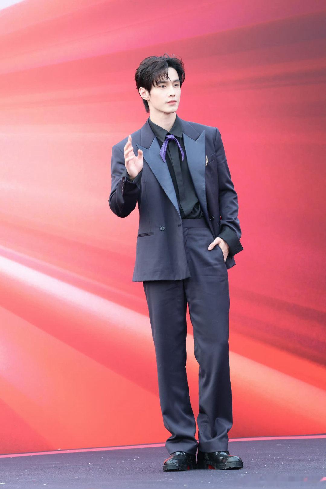 何与芭莎红毯的贵公子何与芭莎红毯何与亮相芭莎红毯！这套正装修身利落，领结增添精致