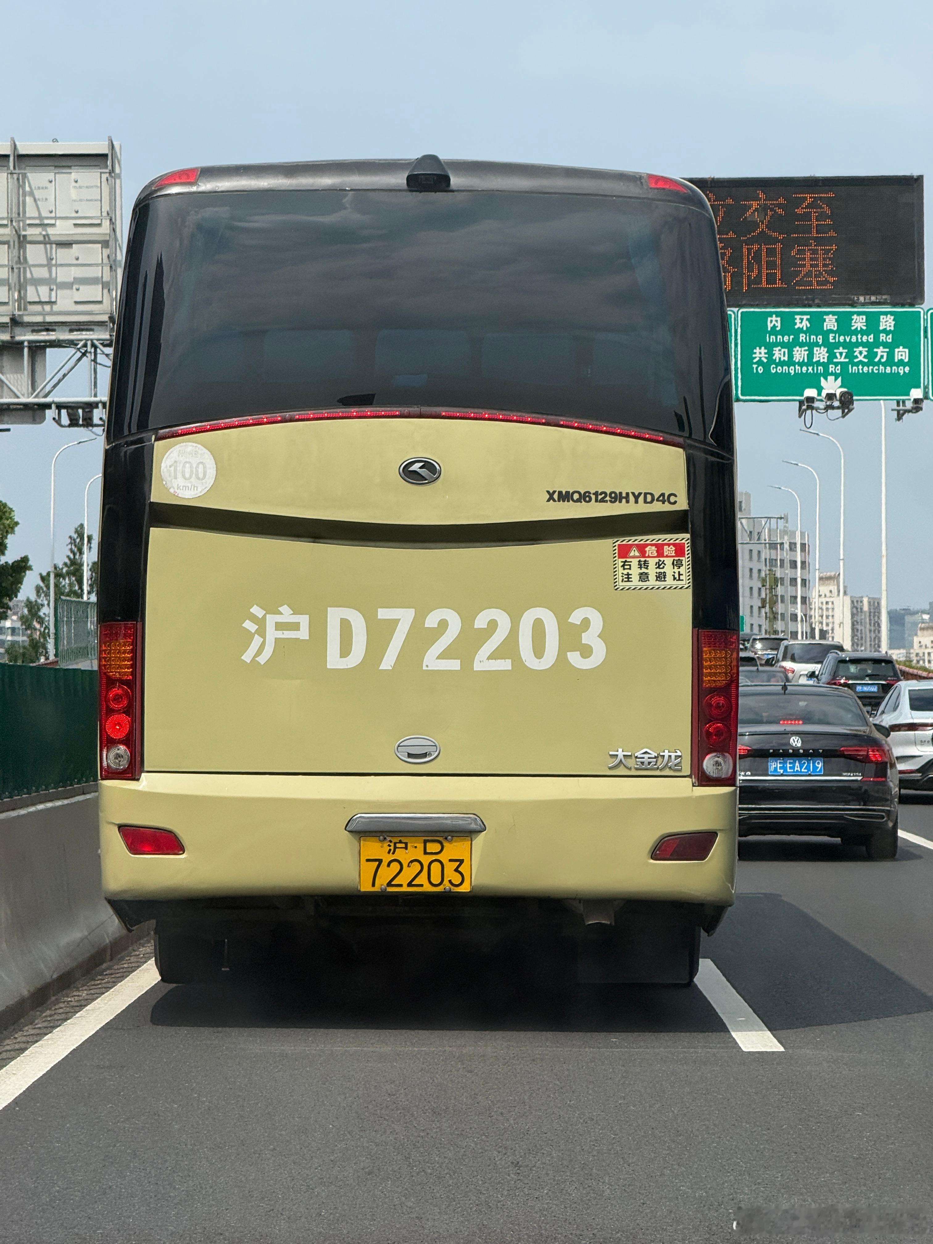 话说上海高架的车道真够窄的，感觉大巴车的宽度已经到极限了我和汽车的日常 上海