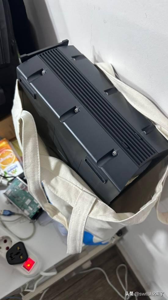 近日，一位埃及玩家在社交媒体上晒出了自己刚刚入手的“宝贝”——一台PS4 Pro