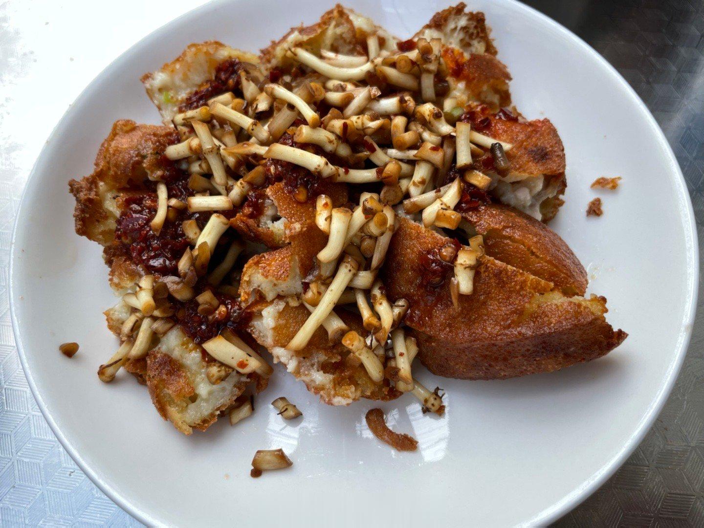 #中秋国庆假期第2天你在干什么# 一大早就甩开杨斑斑，奔来吃个油炸鸡蛋糕！还是现