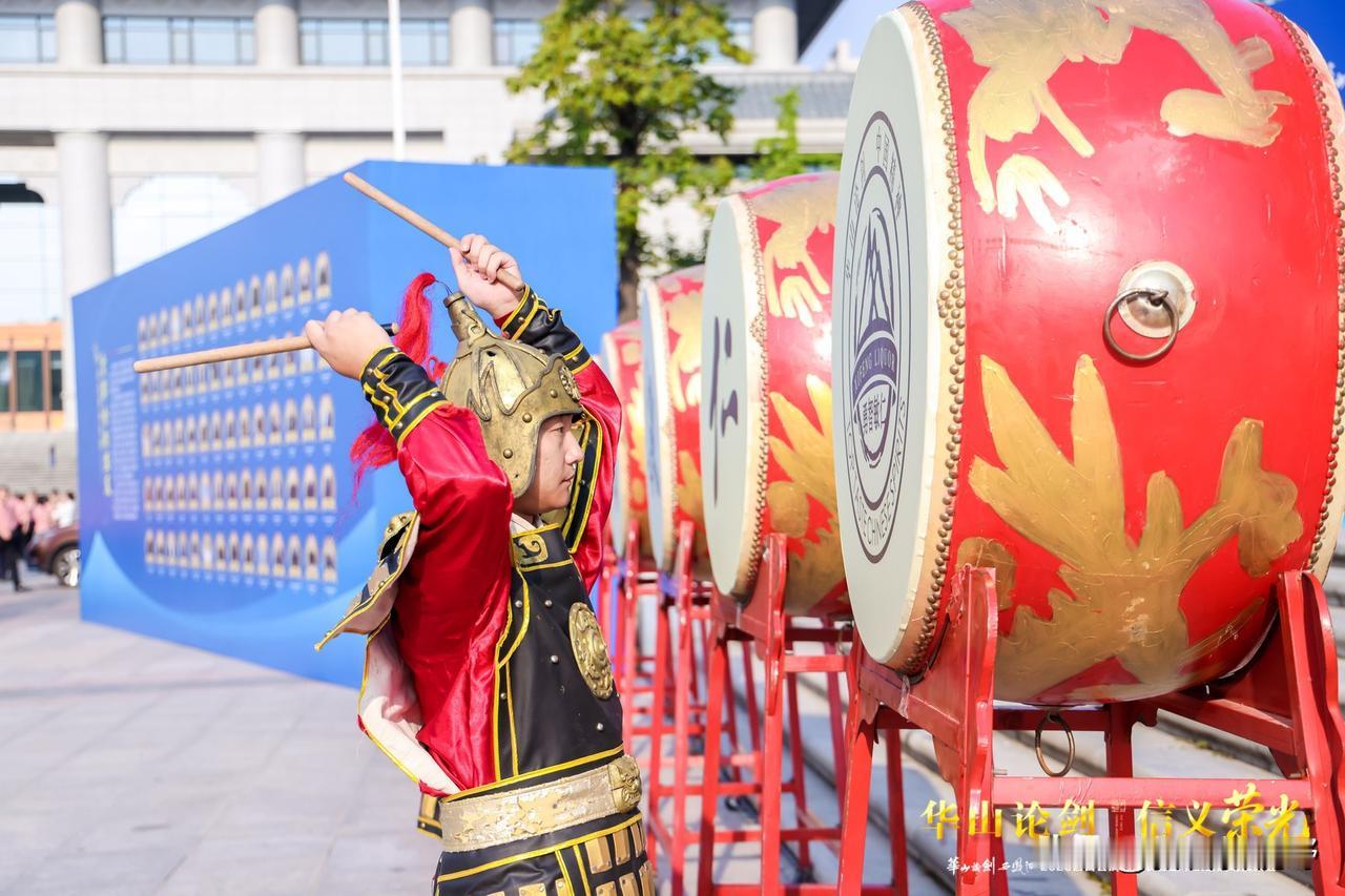 这孩子敲着大鼓，真带劲！