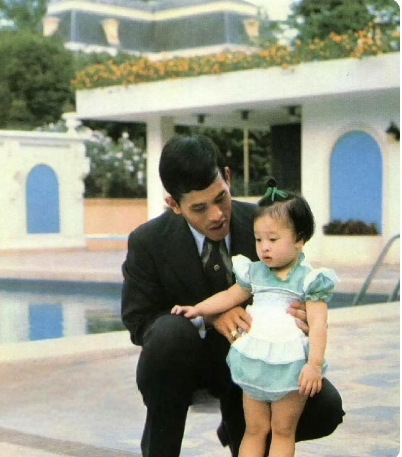 泰王玛哈也是个“女儿奴”，帕查拉公主从小就被父亲捧在手心里。
幼时的帕公主有母爱