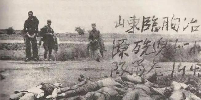 这是一张收藏于中国人民解放军军事博物馆的珍贵历史照片。照片中躺在地上的是被八路军