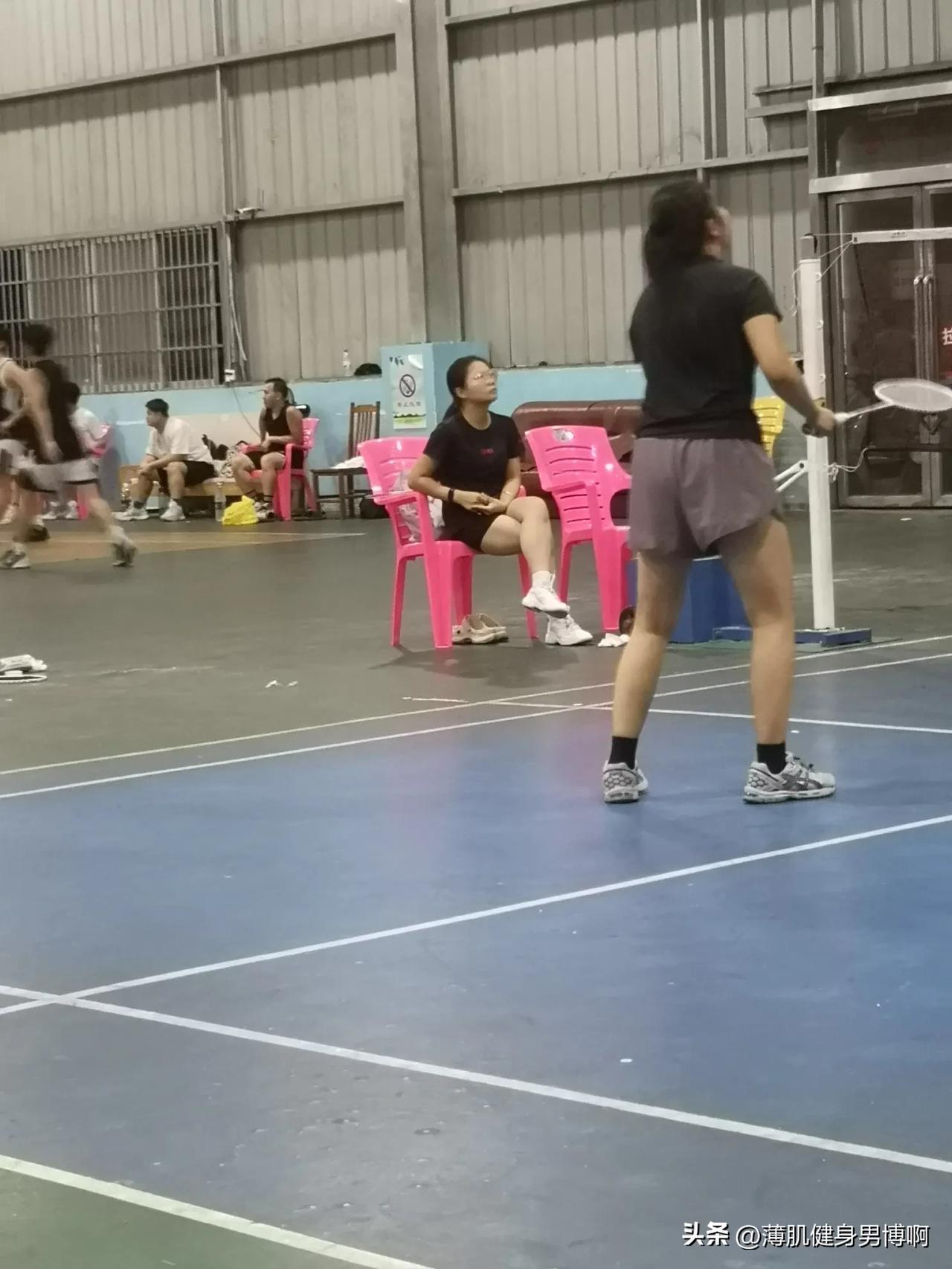 这几个美女都不太会打羽毛球……
羽毛球女球员 羽毛球女高手