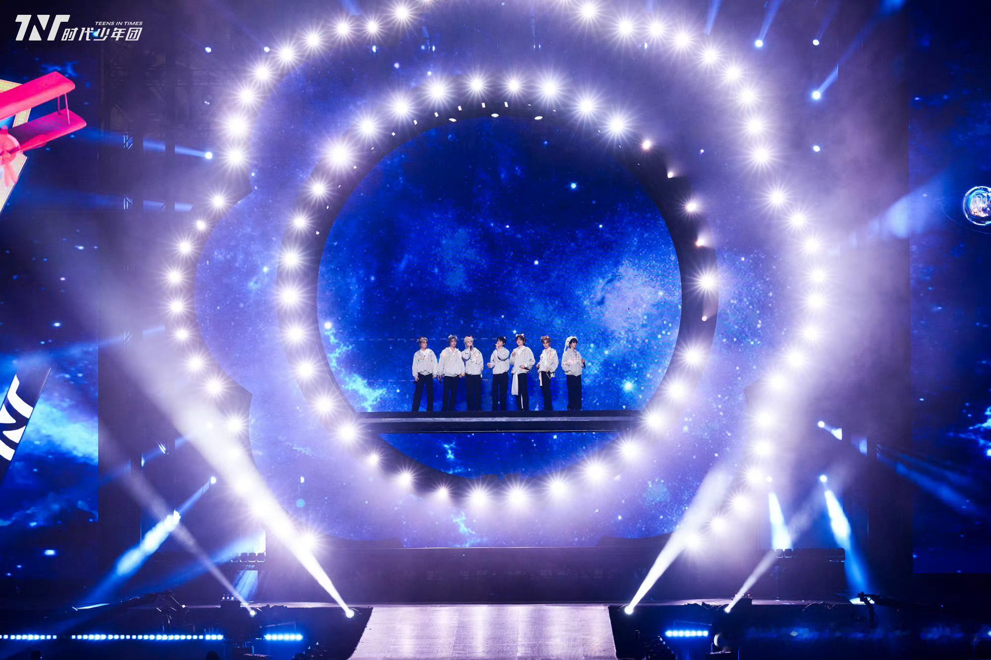 时代少年团合照他们拥有着少年的闪亮日程🌠，他们的梦与理想化为光照亮前方🌠，他