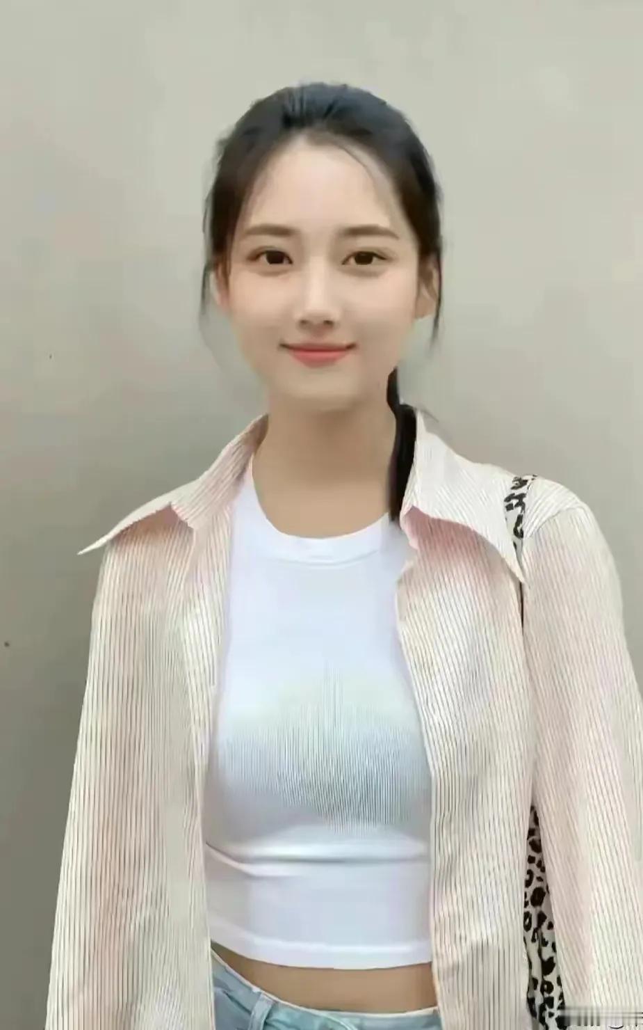 我叫小丽，一个平凡的女孩，却有着不平凡的故事。那年，她遇到了他，一个阳光帅气的男