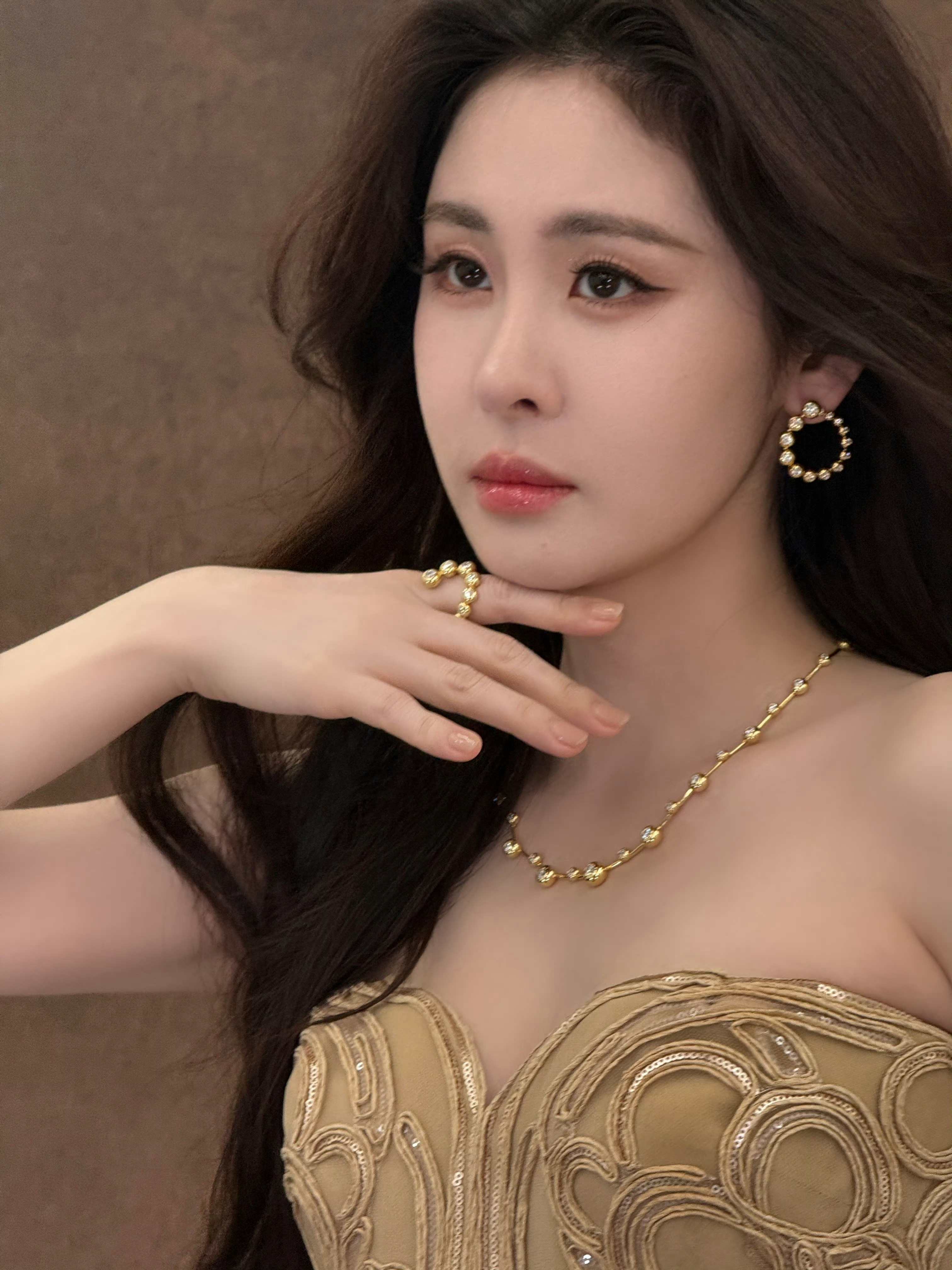 张碧晨超酷音乐盛典造型预告，身穿Elie Saab 2026春夏系列暖调金棕抹胸