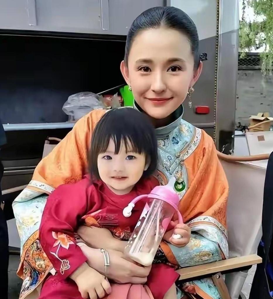 本以为热依扎
就是个演戏挺拼的女演员，
没想到她背后扛着这么重的故事！

重度抑