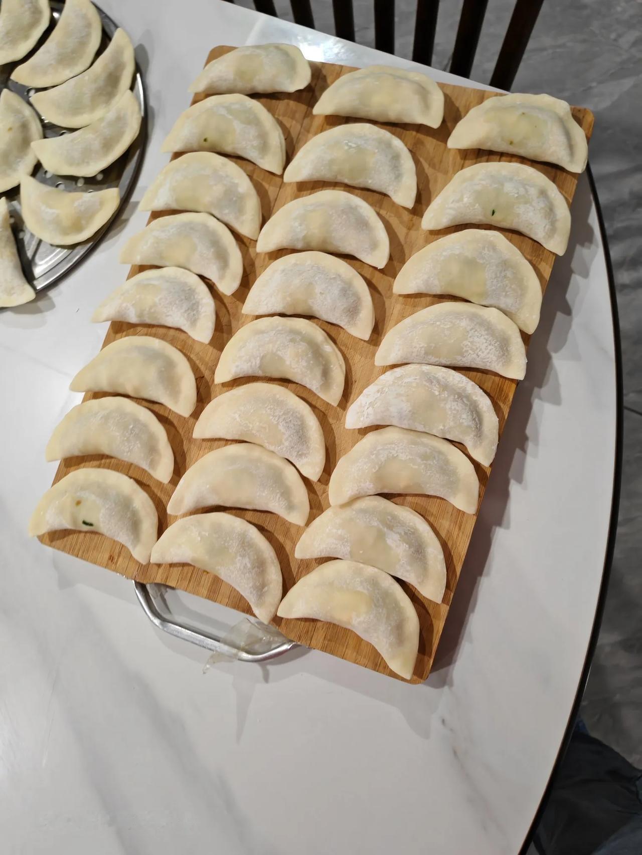 婆婆有时间搞吃了
前几天休息剁的馅，包的包子和饺子，馅没用完今天又给包了饺子。