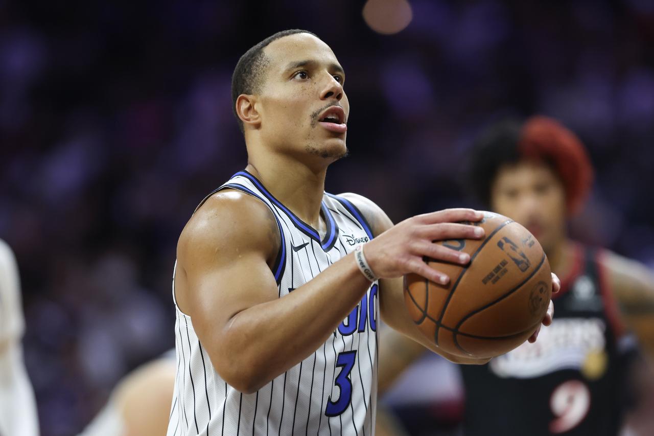 这比赛太丑陋了！

活塞半场26次罚球，魔术19次，比赛打的稀碎。

比赛第一节