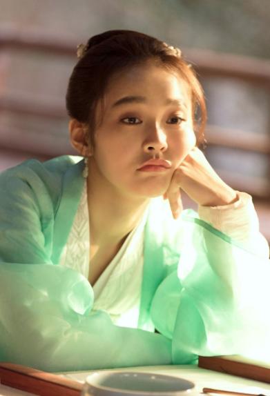 清醒！37岁女演员张佳宁，3岁就被生父一脚踢出家门。如今她功成名就，生父竟带着弟