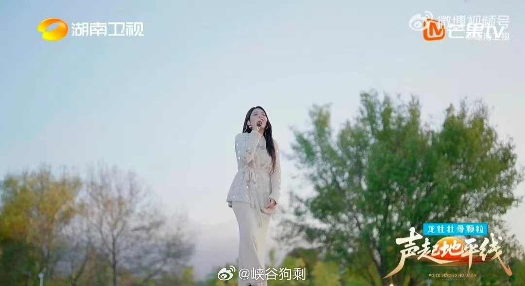 李佩玲唱出与自己和解的勇气声起地平线《请随意盛开》舞台太绝了，温柔又有力量，听完