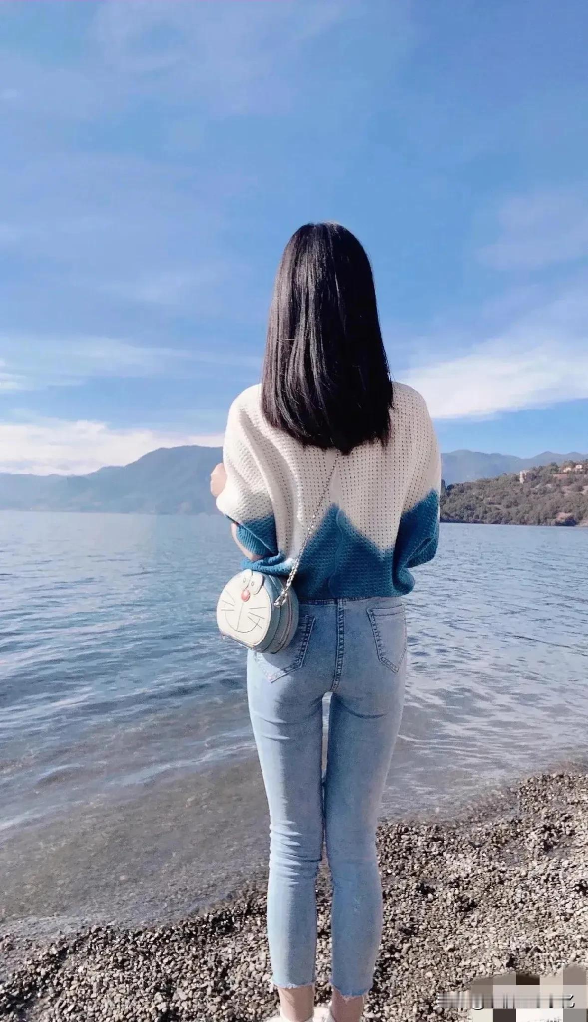 湖畔遐想

湖畔静谧，天空深邃，倒映着黑发女子的身影，如一幅水墨画般宁静而深远。