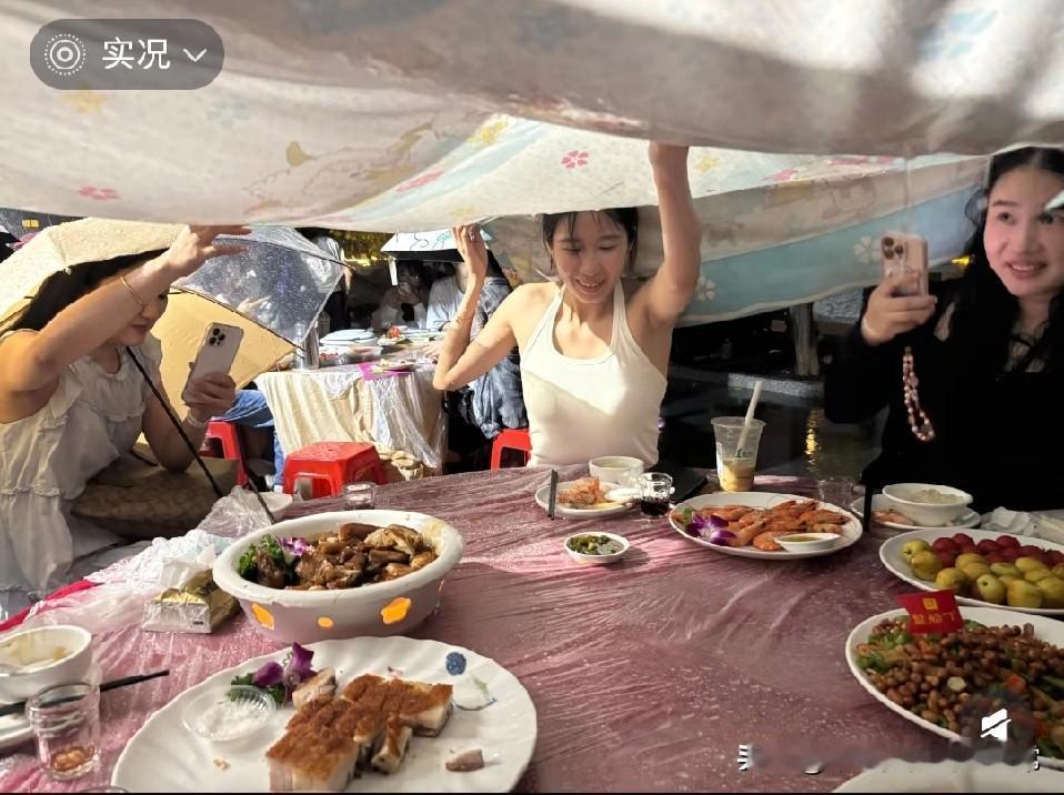 广州包租婆的团圆餐，暴雨天支块布照吃，这排面绝了！
 
广州包租婆们吃团圆餐，那