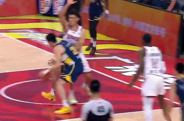 王少杰开局连拿7分，状态不错啊，现场氛围也很嗨啊跟打季后赛似的广东男篮vs山西男