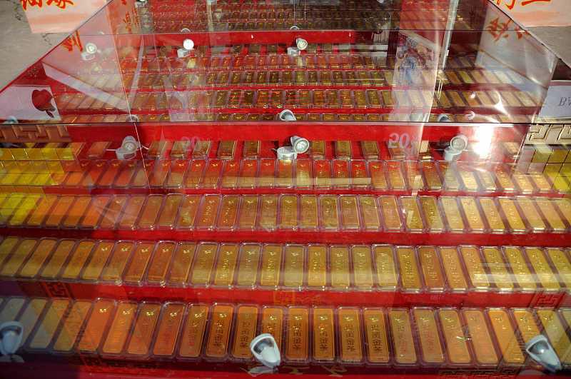 前阵子金价跌到450一克的时候，身边好几个朋友冲去金店扫货，连平时只买奶茶的同事