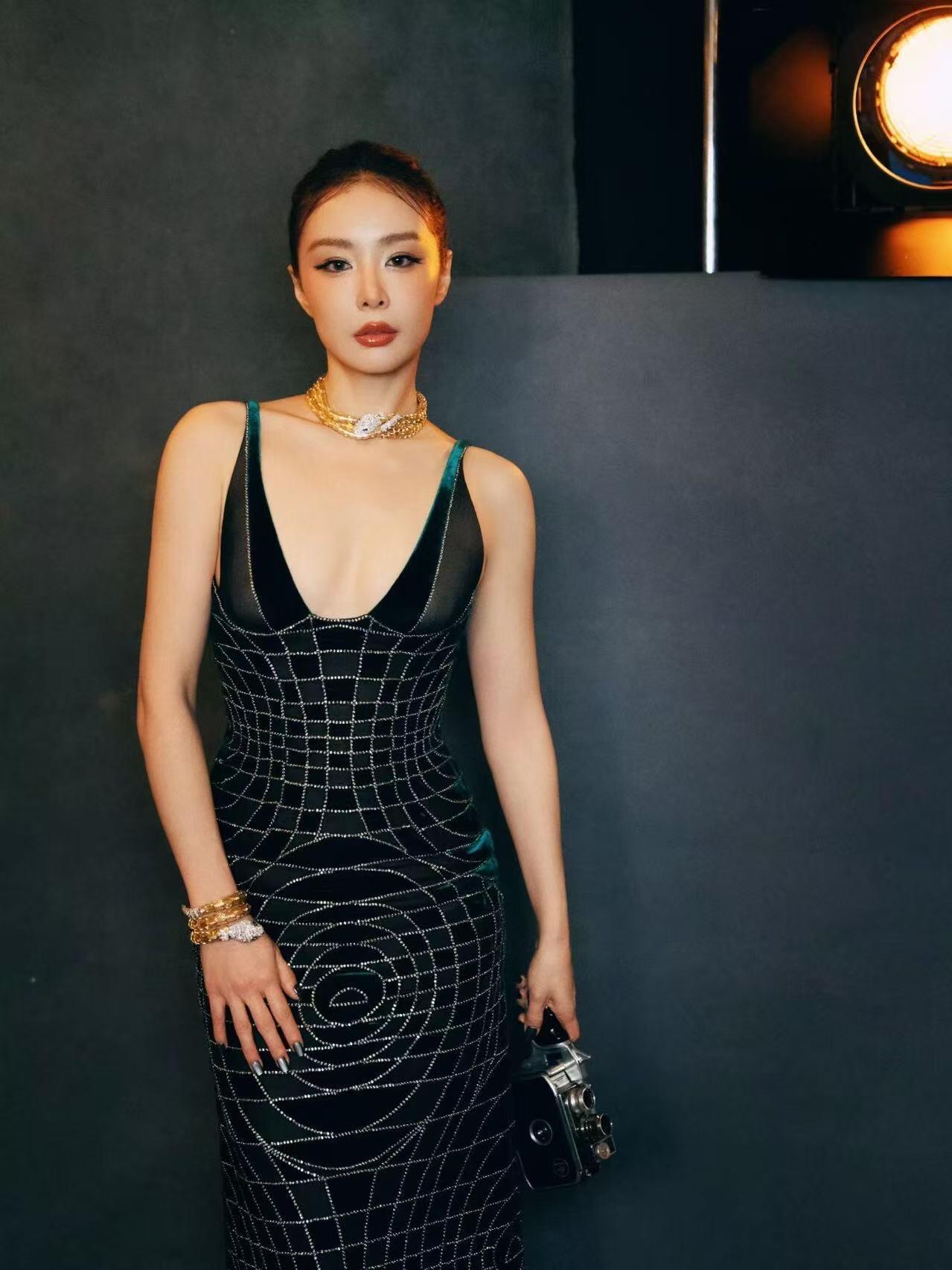 高叶蛇系美女高叶这组造型也太好看了！侵略感真的好足，完全是mommy级别的！ 