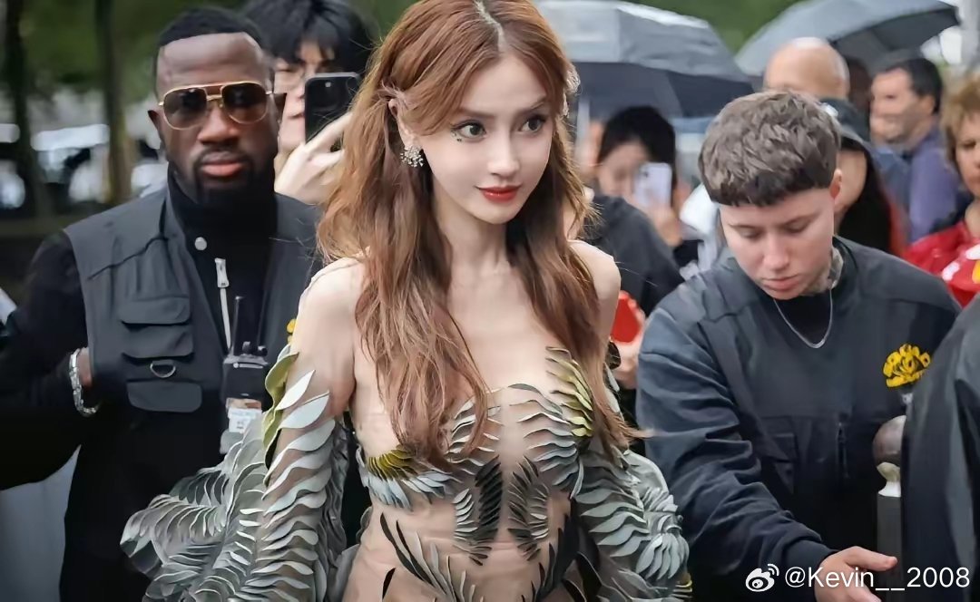 黄晓明已经和Angelababy离婚3年半了，这次她一身透视装参加巴黎高定时装周