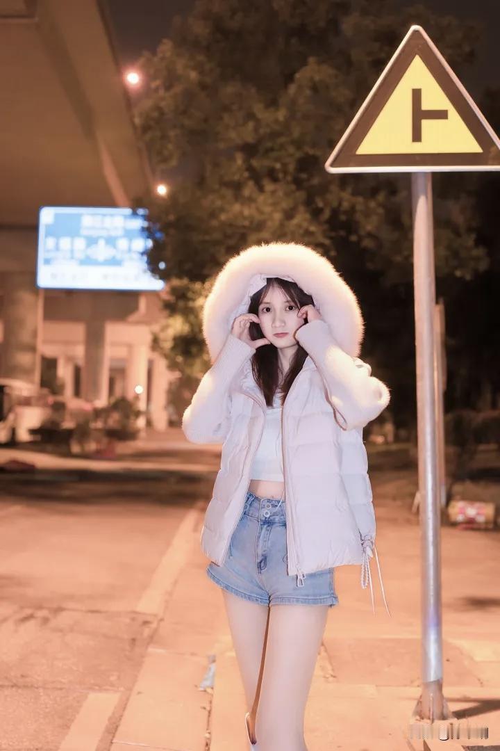 灯影摇阶夜未深，风拈绒帽拂轻簪。
牛仔裙边寒色浅，一襟月色落街心。