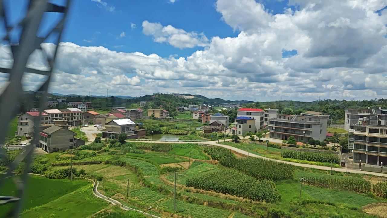 G2138，高铁飞驰，窗外风景如画。这样的山水田园，这样的天空，真的是美！运气不
